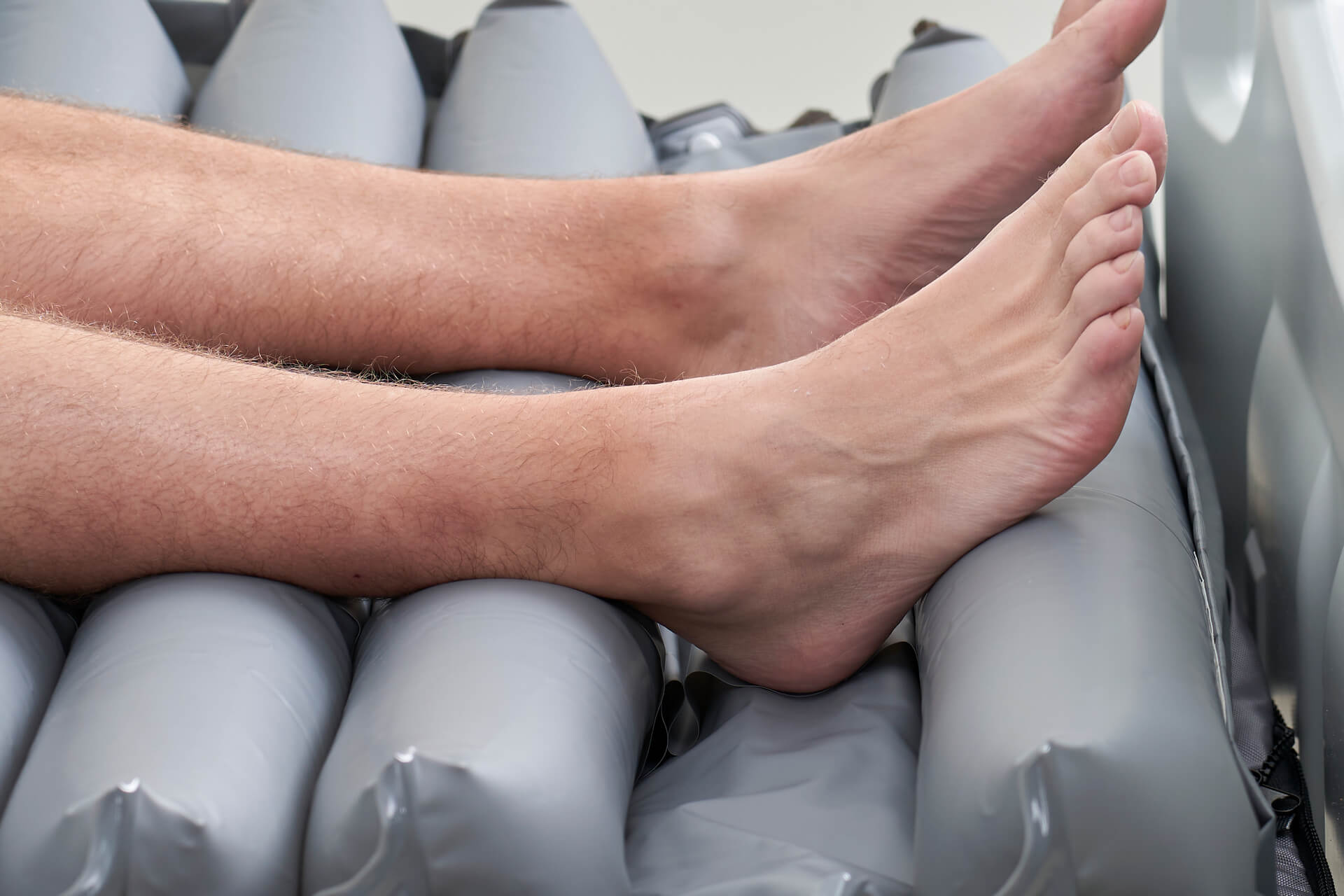 Lateral rotation mattress with customizable heel relief support